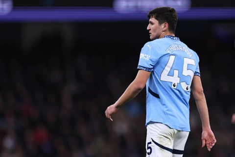 "يدرك ما حدث وسيتعلم من الخطأ".. جوارديولا يعلق على أداء خوسانوف مع مانشستر سيتي